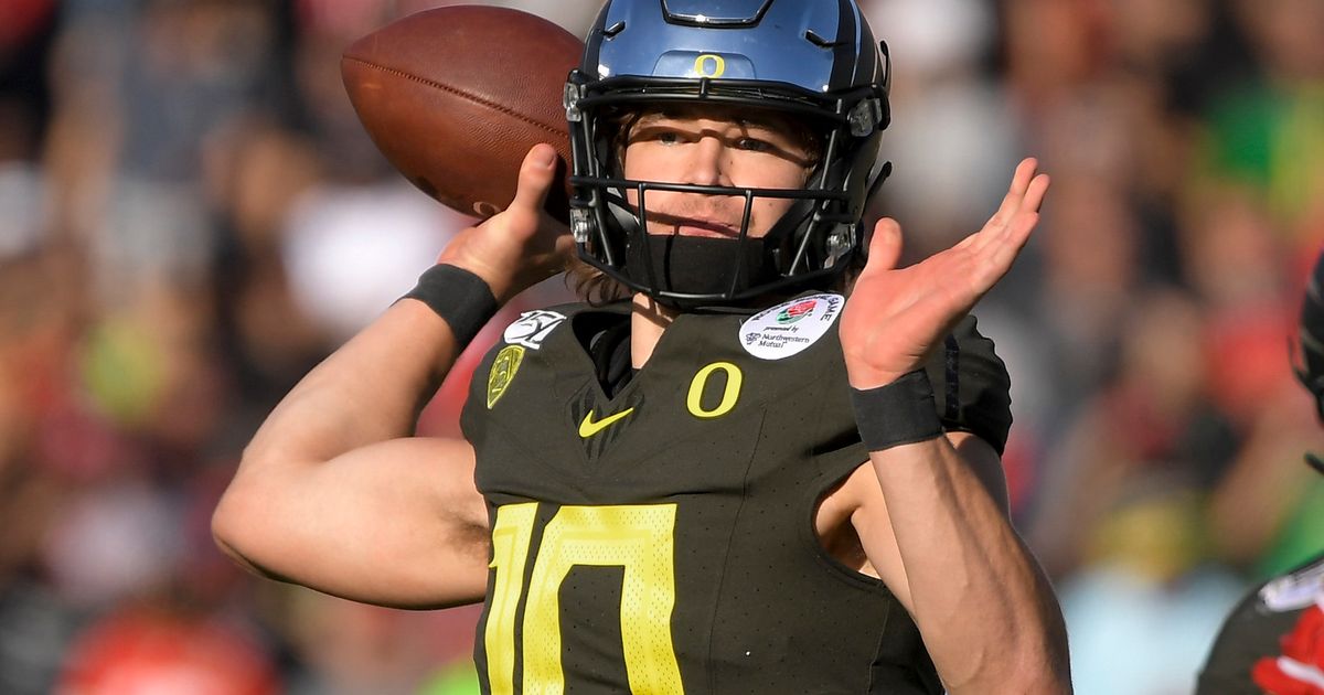 Chargers take QB Justin Herbert 6th, LB Kenneth Murray 23rd | The Seattle Times