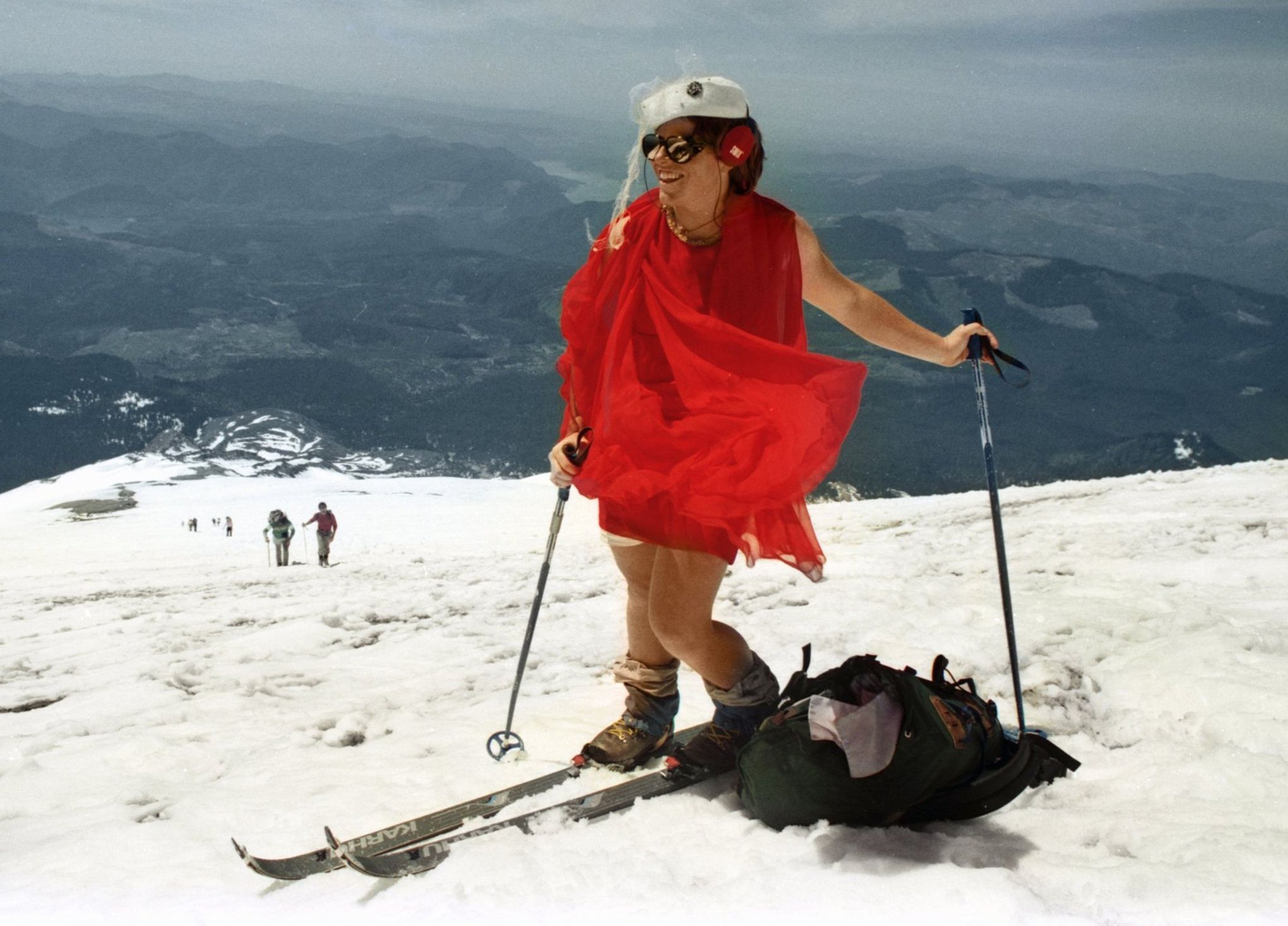 The 'woman in the red dress' started a Mount St. Helens climbing tradition  on Mother's Day that endures today. Meet trailblazer Kathy Phibbs | The  Seattle Times