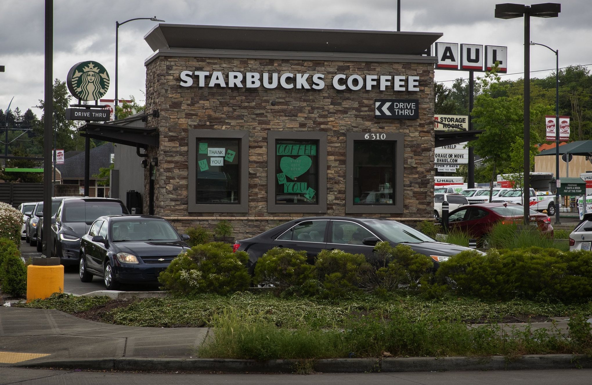 Starbucks Embraces the Drive-Thru - Bloomberg