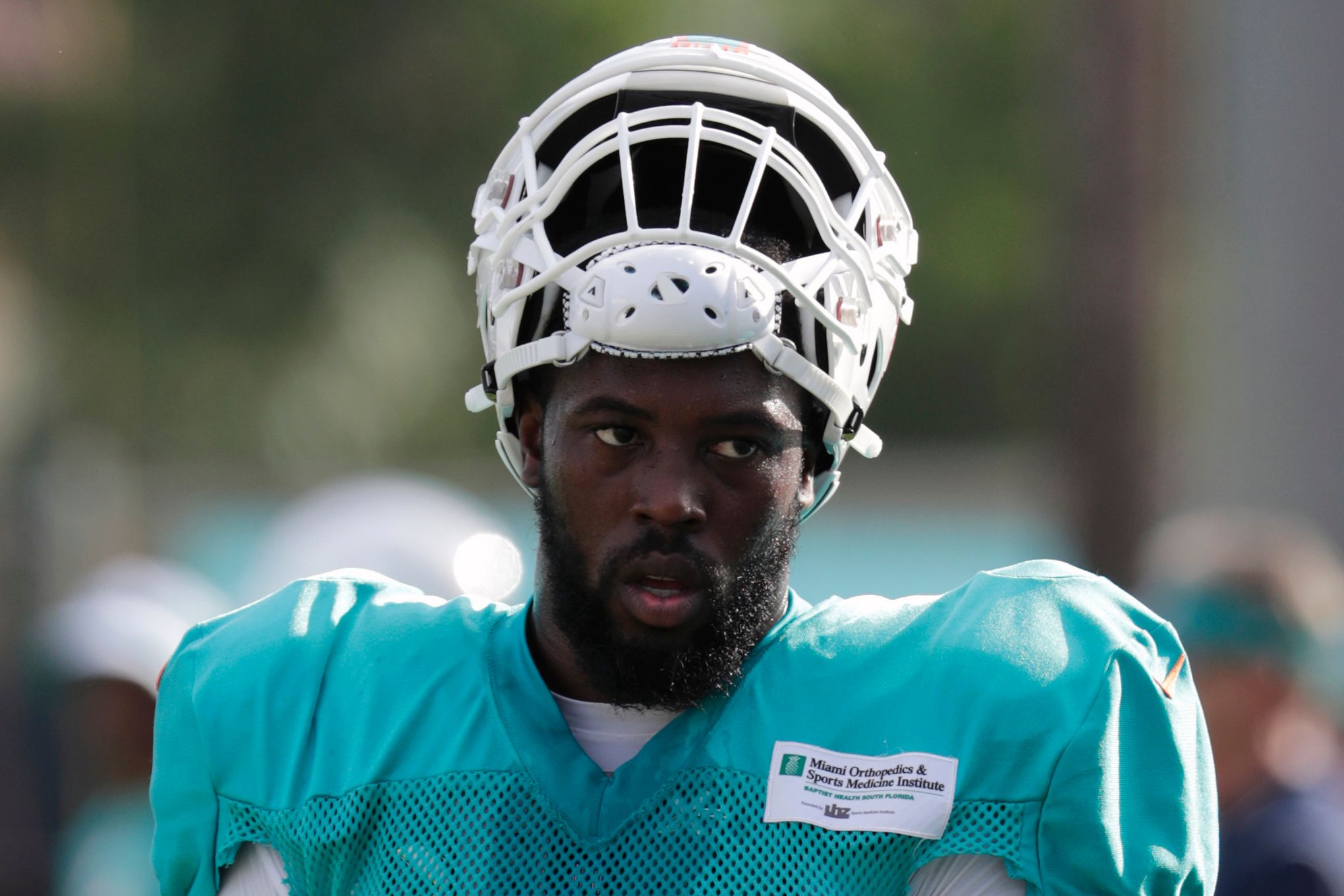 Miami Dolphins trade DE Charles Harris to the Atlanta Falcons