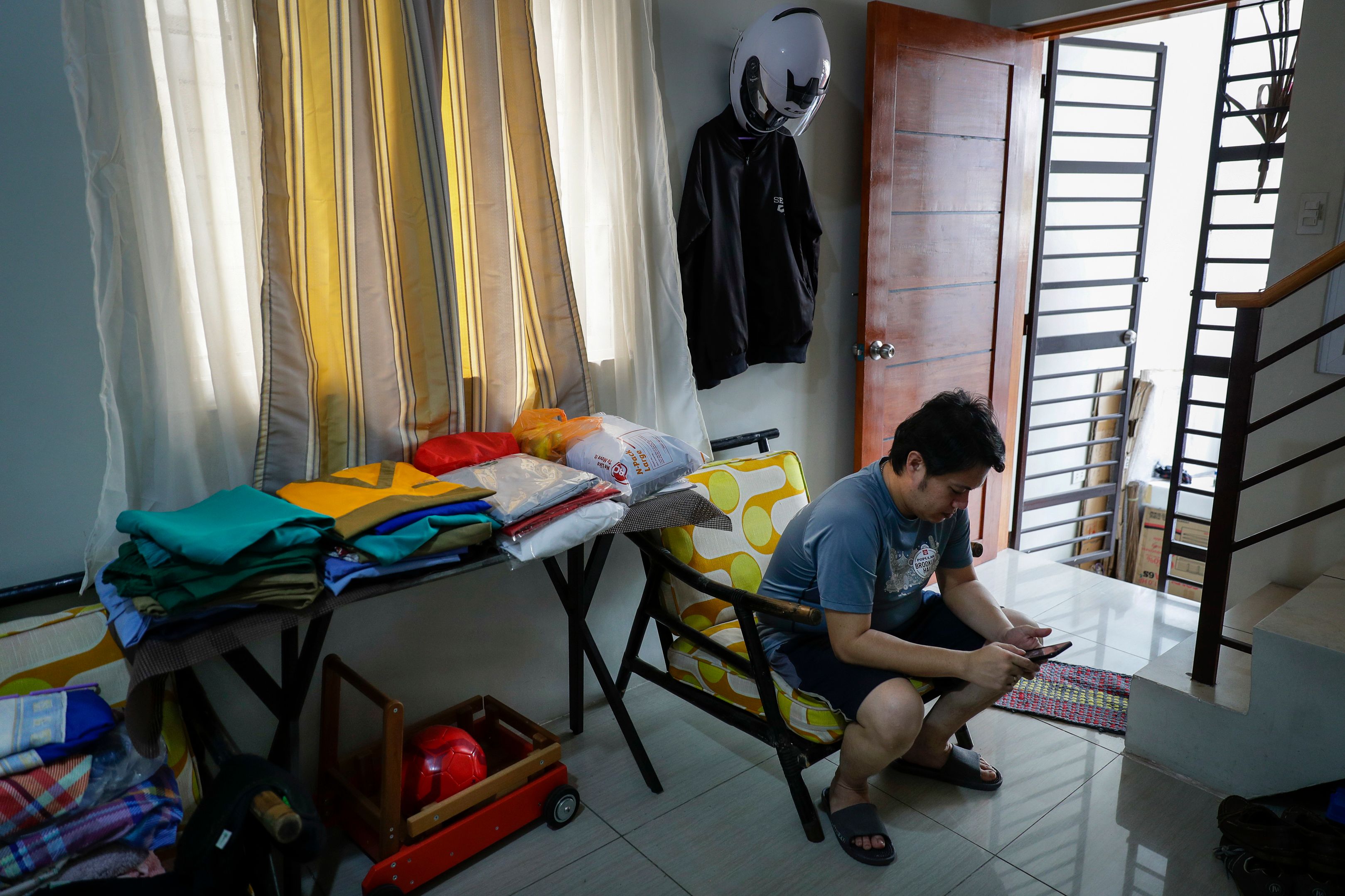 AP PHOTOS Recovered Filipino Doctor Back Helping Patients The   Urn Publicid Ap Org C9fdfd5186990a4d0cce876dd77cd494Virus Outbreak Philippines Photo Gallery 39624 