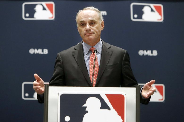 Seattle fans give MLB commissioner Rob Manfred the full draft treatment