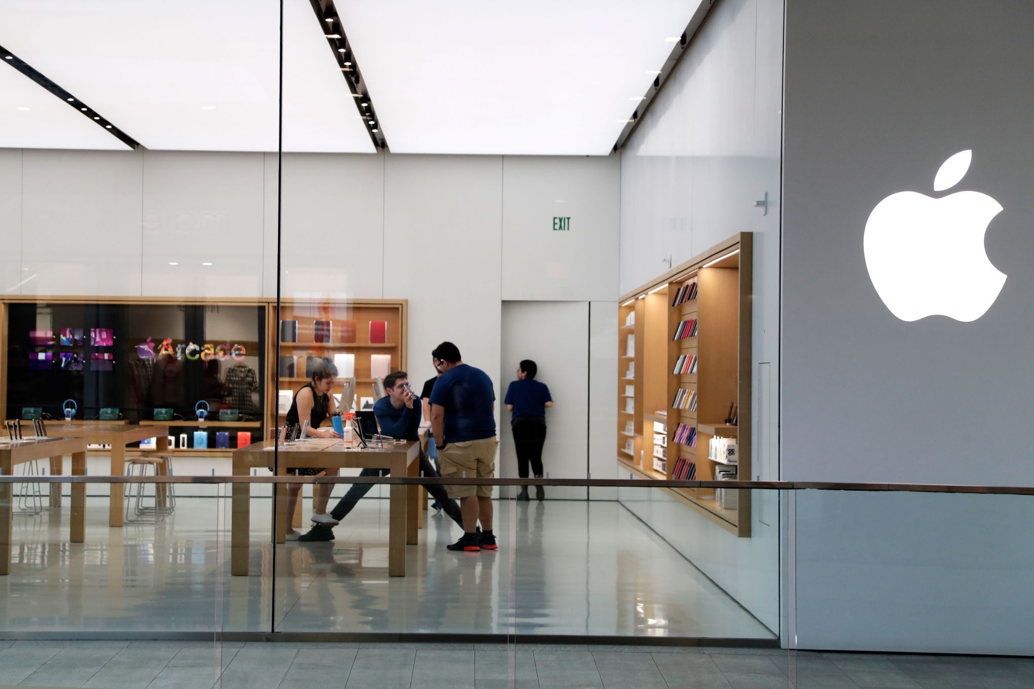 Apple re-closes some stores, raising economic concerns