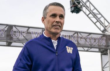Chris Petersen heads out to the field for his final game as Washington’s head coach.  No. 19 Boise State played Washington in the Las Vegas Bowl December 21, 2019 in Las Vegas, NV. 212478