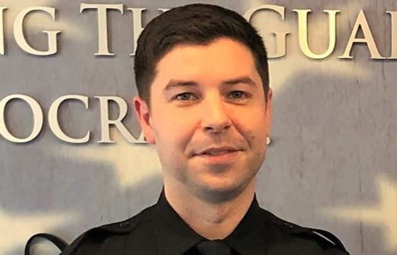 1 police officer killed, 1 injured in Bothell shooting; suspect in