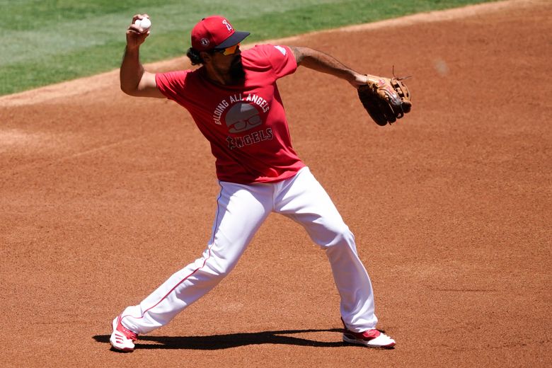 Washington Nationals third baseman Anthony Rendon throws out