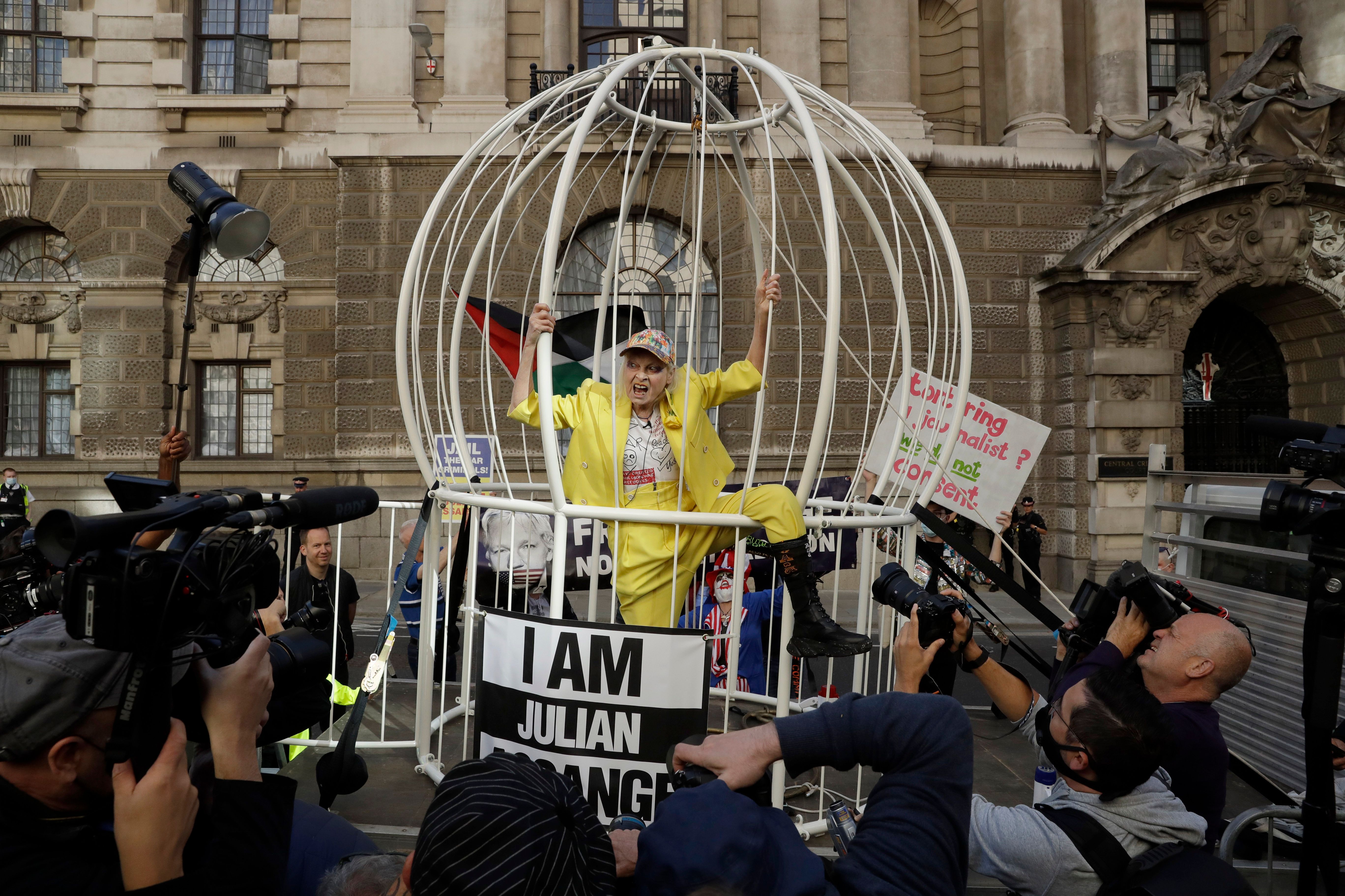 Designer Vivienne Westwood leads protest supporting Assange | The