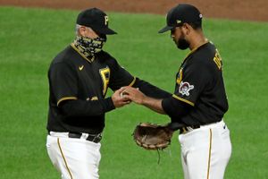 Frazier hits go-ahead homer in 8th, Pirates edge Brewers 8-6