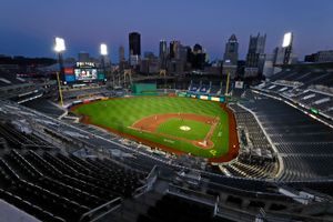 Frazier hits go-ahead homer in 8th, Pirates edge Brewers 8-6