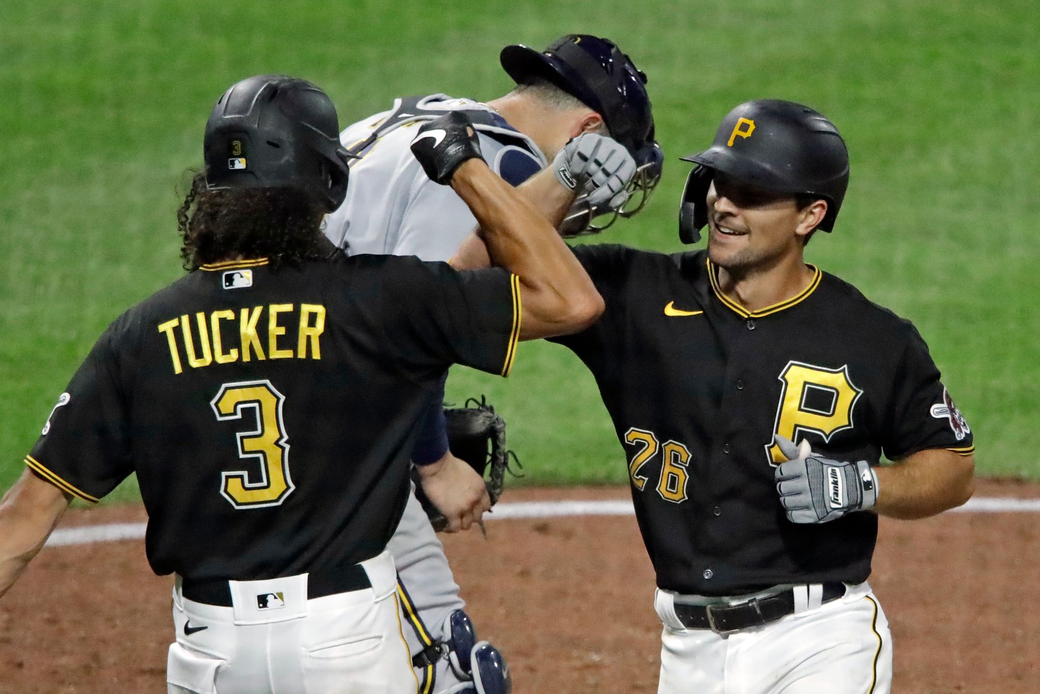 Pirates hit 4 homers to beat Brewers 8-6, win series