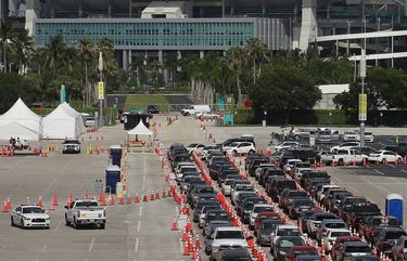 Motorists line up at Hard Rock Stadium for CORVID-19 testing on Monday, July 13, 2020 after Florida reported the most new COVID-19 cases any state has in a single day (15,300). (Carl Juste/Miami Herald/TNS) 1726412 1726412