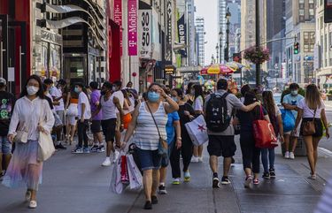FILE — Shoppers on 34th Street in Manhattan, July 18, 2020. Slowing the coronavirus has been especially difficult for the United States because of its tradition of prioritizing individualism and missteps by the Trump administration. (Hiroko Masuike/The New York Times) XNYT19 XNYT19