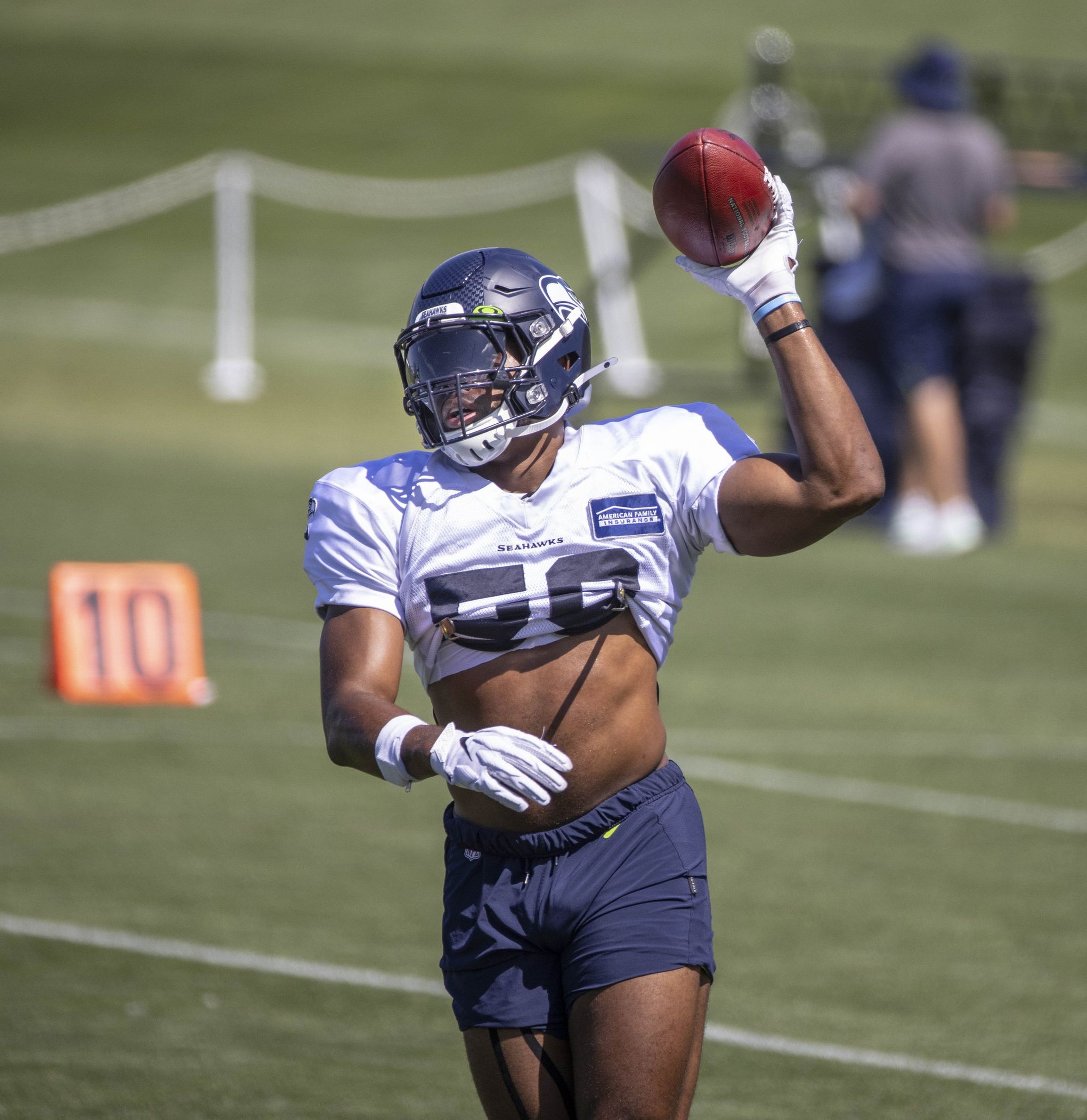 First look at Jordyn Brooks in a Seahawks uniform : r/Seahawks