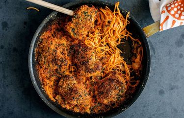 One-pan crispy spaghetti and chicken in New York on Aug. 2, 2020. A beloved dish from Yotam Ottolenghi’s father inspired this one-pan spaghetti dinner. (Andrew Scrivani/The New York Times)