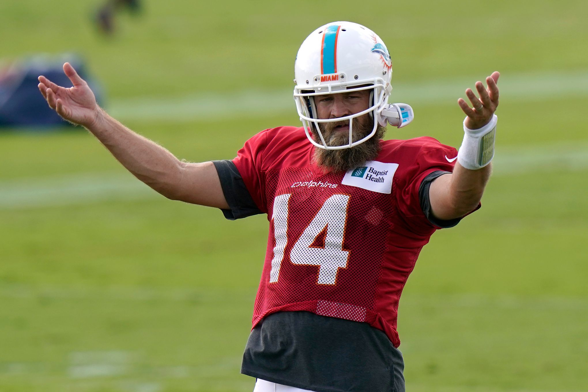 Miami Dolphins coach Don Shula discusses with quarterback Dan