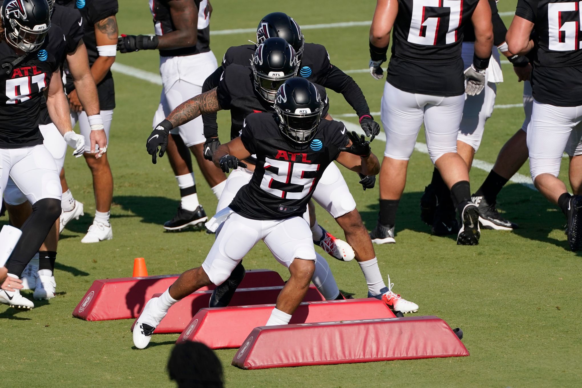 Todd Gurley, Alex Mack sit out Falcons' first practice in full pads