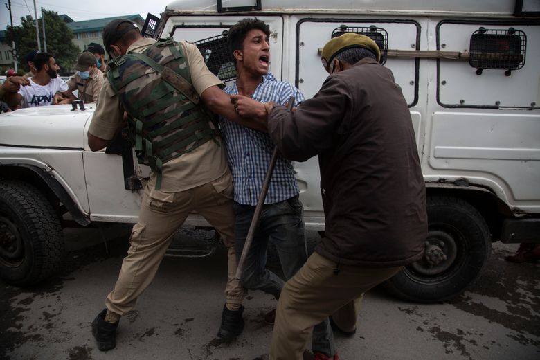 7 suspected rebels, 1 Indian soldier killed in Kashmir | The Seattle Times