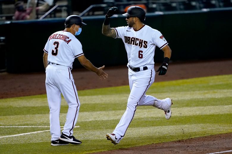 Arizona Diamondbacks' David Peralta (6) talks with Diamondbacks