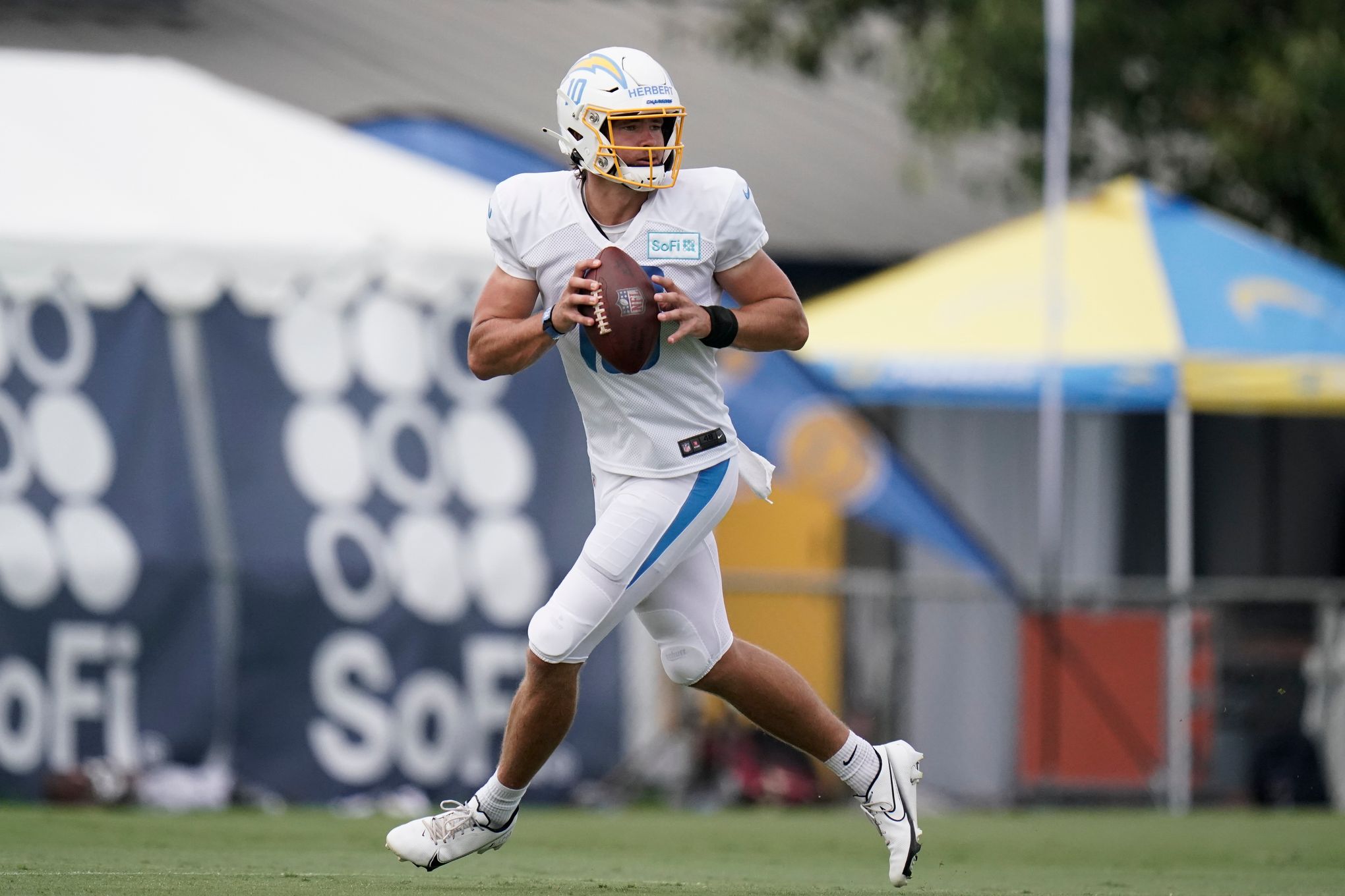 Former Oregon QB Justin Herbert progressing with Los Angeles Chargers