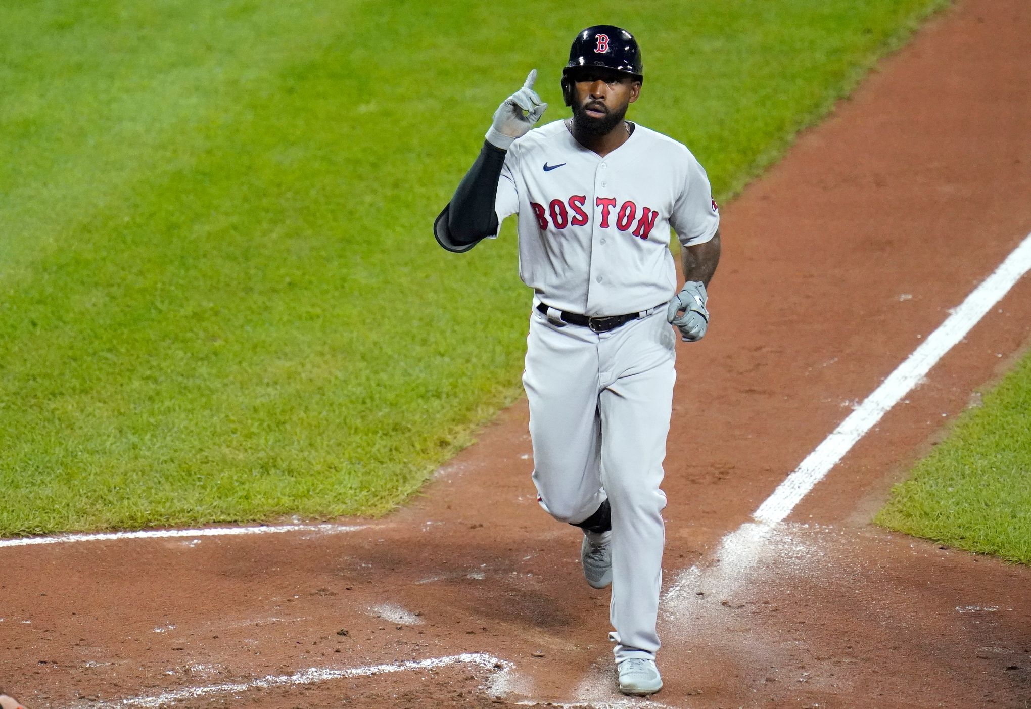 Jackie Bradley Jr. slams into outfield wall during latest amazing