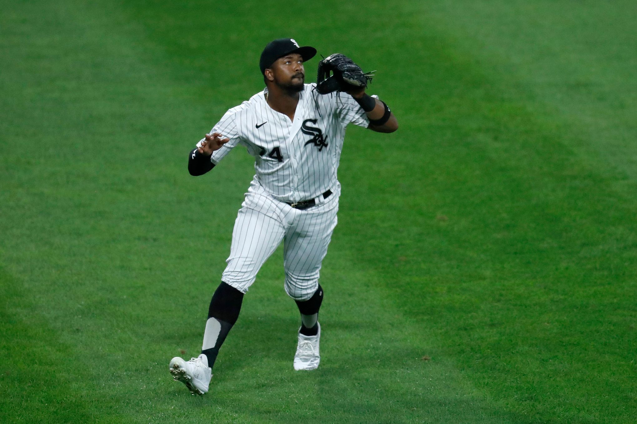 Eloy Jimenez makes one of the catches of the year for the White Sox Tuesday