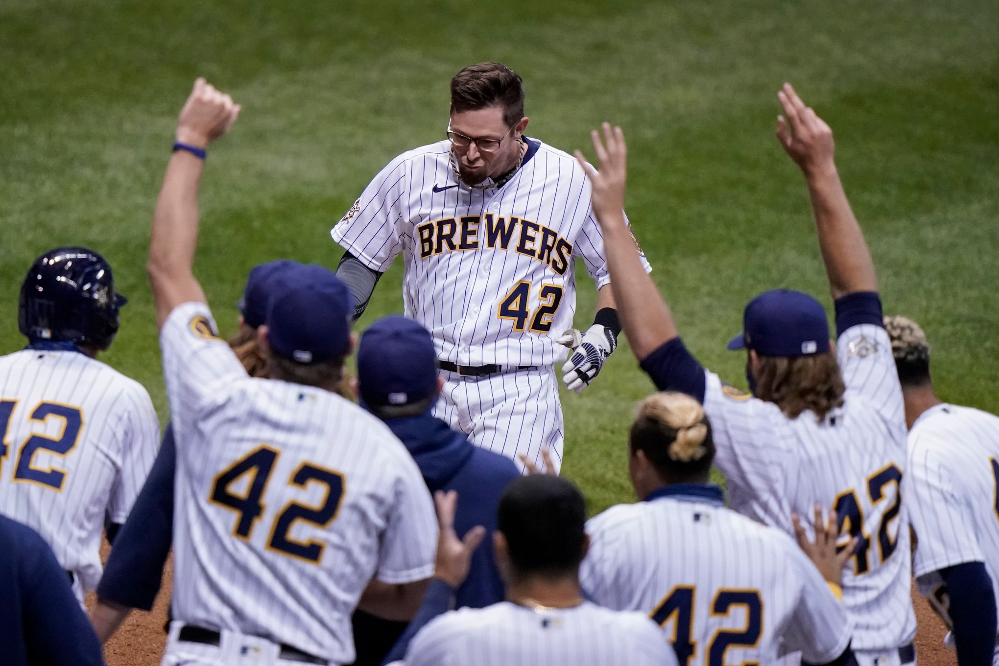 Sogard bails out Hader, lifts Brewers with 1st walkoff HR