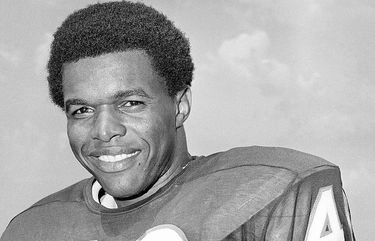 Gale Sayers Dies; Elusive Hall of Fame Running Back Was 77 - The New York  Times