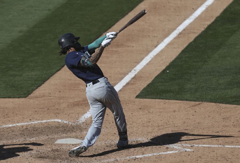 Photo: Mariners Dee Gordon hits an RBI-double at Wrigley Field in