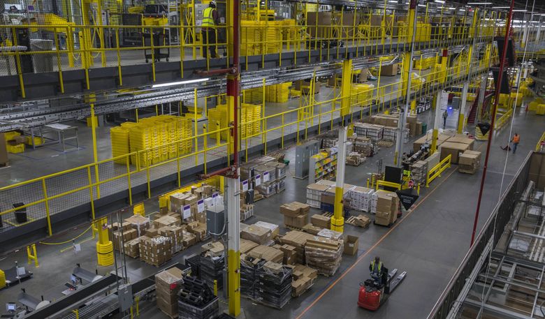 A view from inside an Amazon facility on Staten Island in New York in May 2019. (Hiroko Masuike / The New York Times)