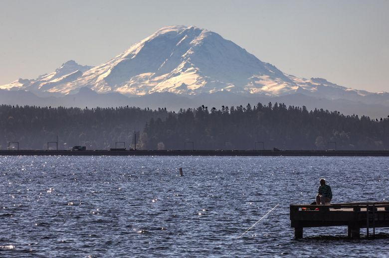 Mount Rainier looks out over Lake Washington on Monday, as warm fall weather is expected to stick around for a while. (Steve Ringman / The Seattle Times)