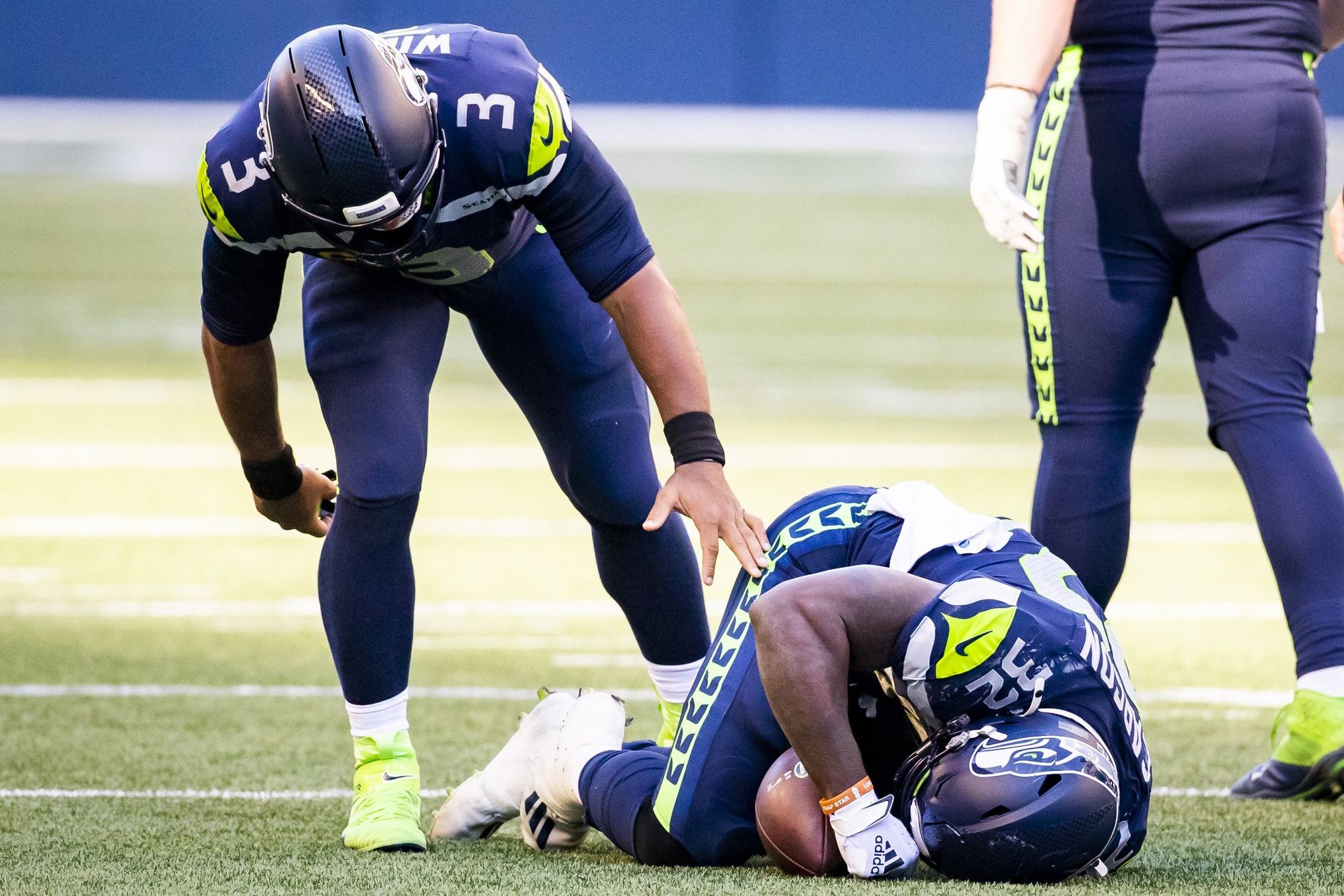 It breaks your heart': Seahawks devastated by Chris Carson's season-ending  hip injury