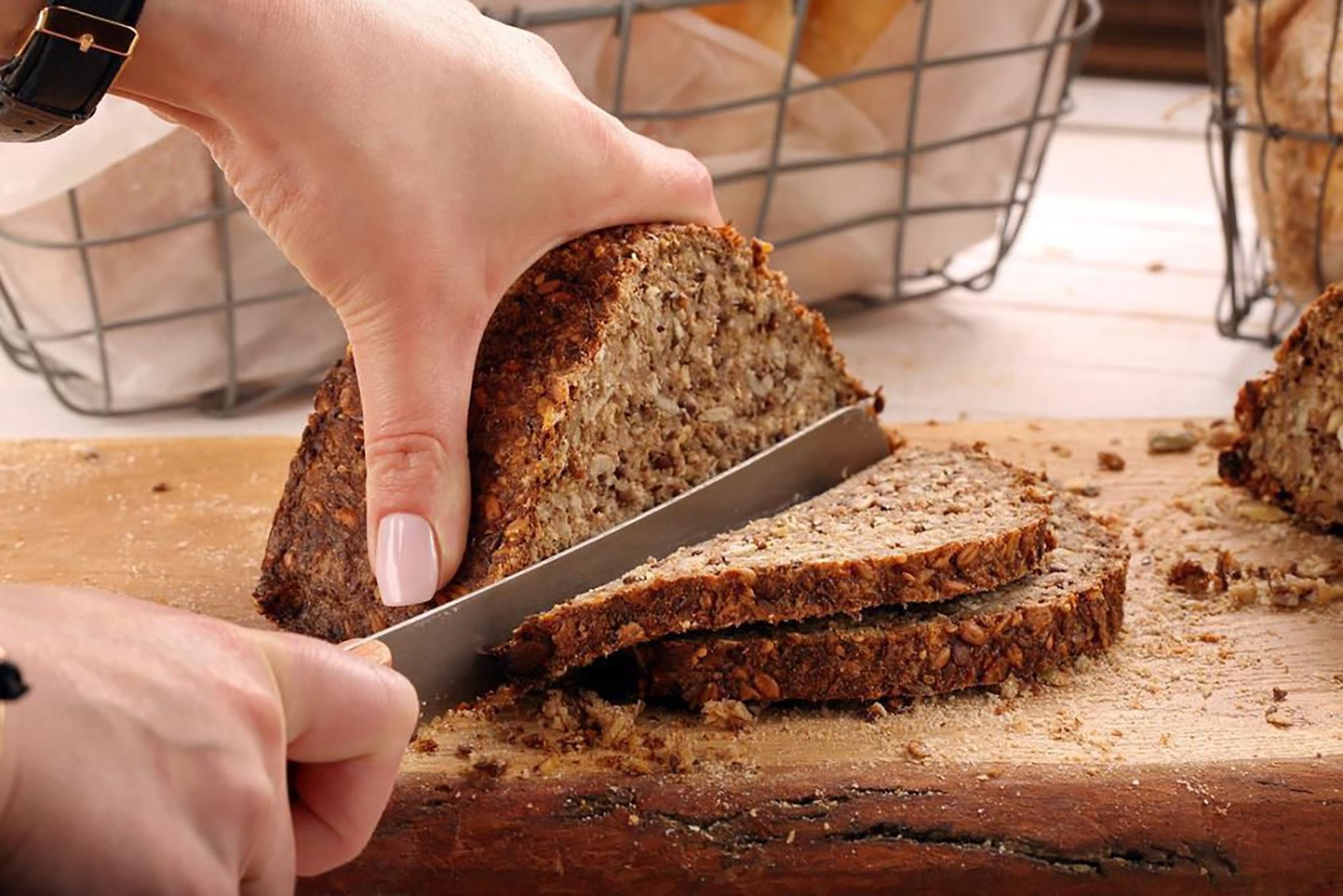 Режущий хлеб. Нарезанный хлеб. The people Cut Bread with a. Как правильно ломать или резать хлеб. Notebook and making Breads.