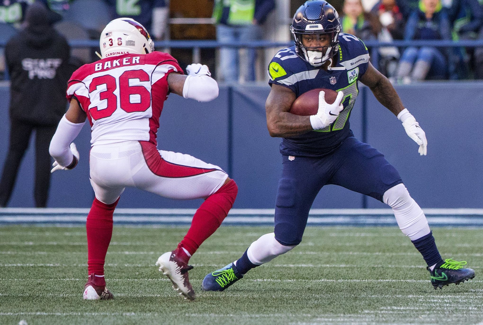 Seahawks re-sign RB Mike Davis after strong end to 2017