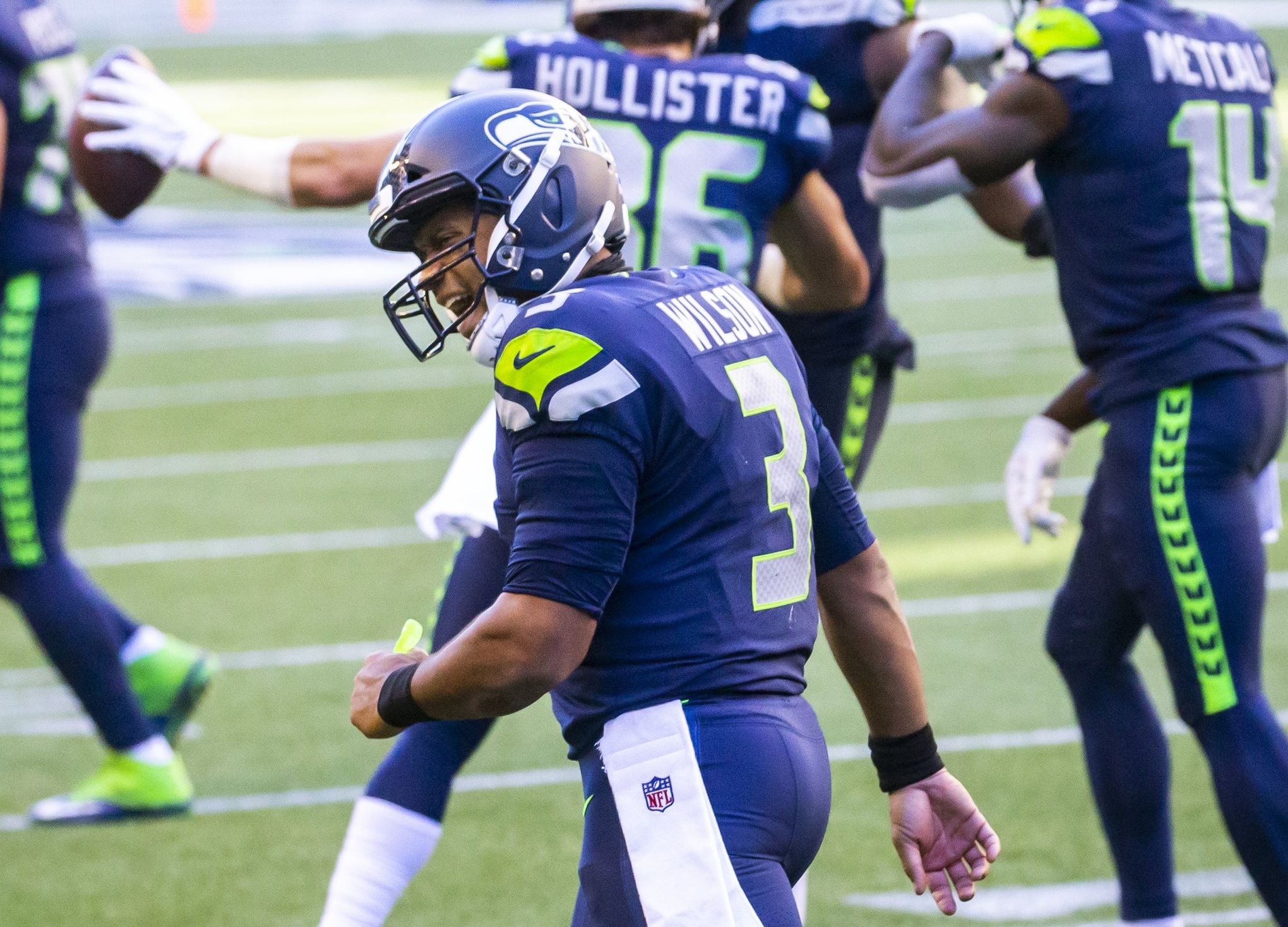 Russell Wilson throws five TD passes as the Seattle Seahawks beat