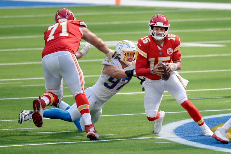 Chiefs: Patrick Mahomes throws football to upper deck after TD (Video)