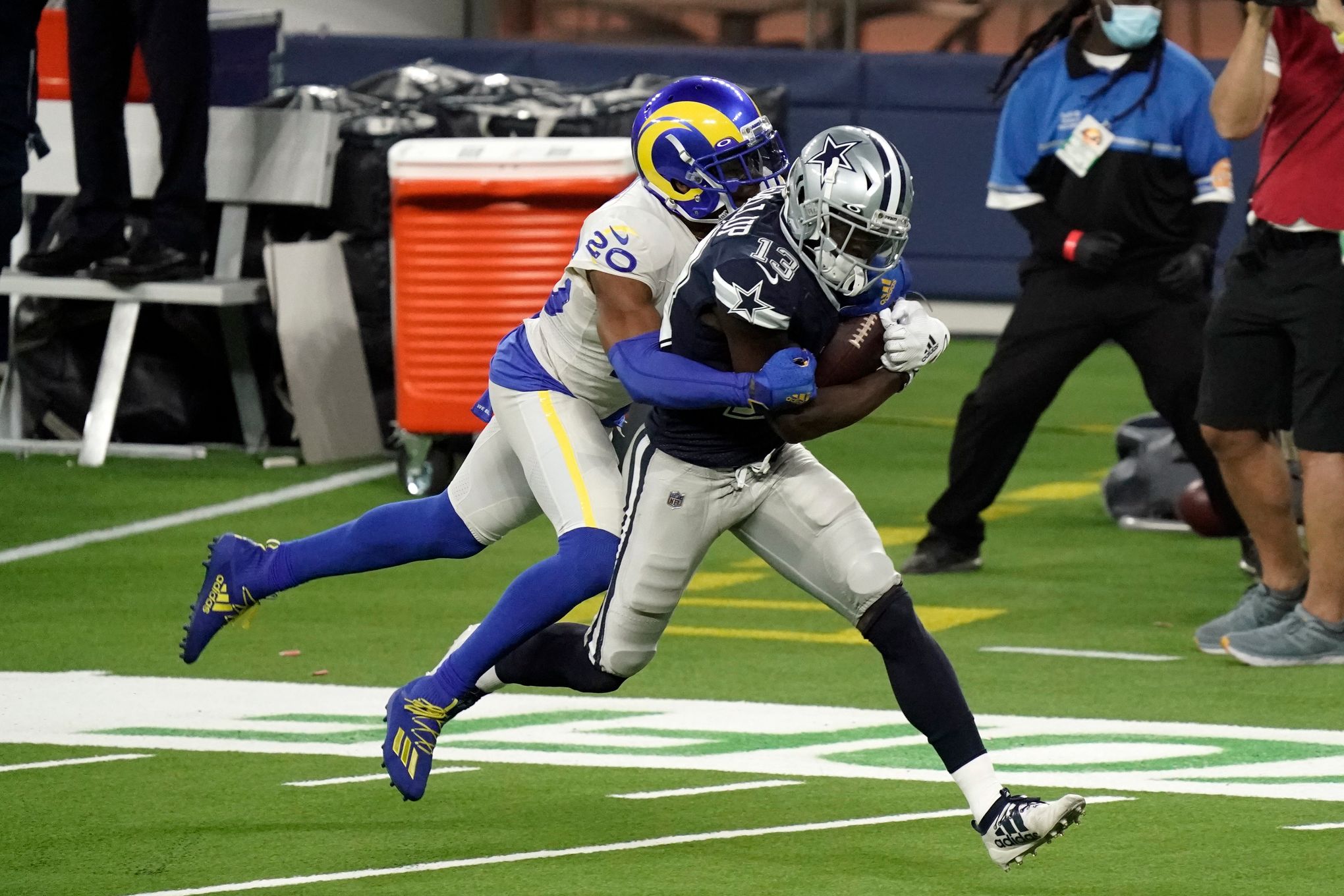 Los Angeles Rams linebacker Troy Reeder, back, tackles Dallas