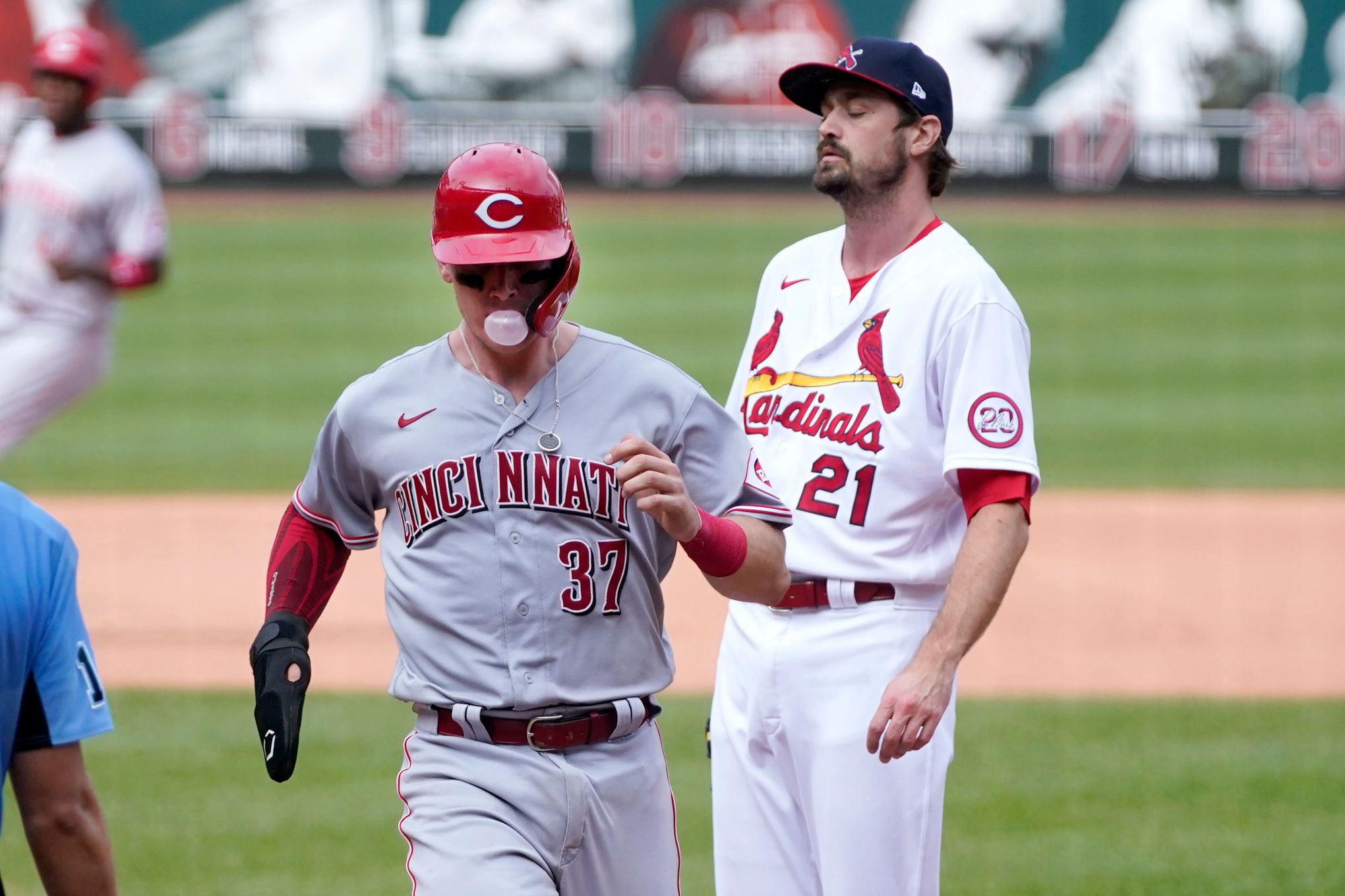 Stephenson's pinch-hit homer in the 8th inning lifts the Reds over