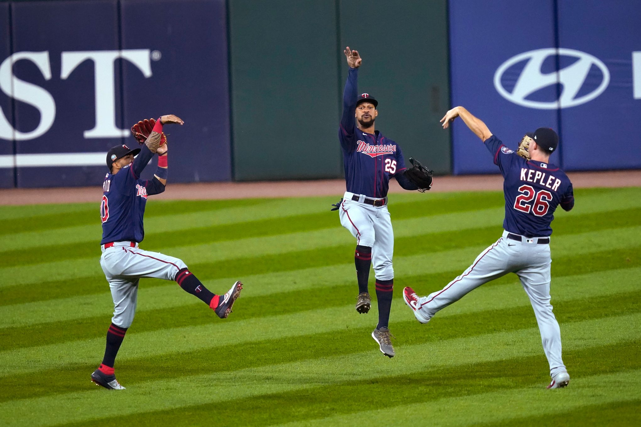 Kenta Maeda, Twins beat Reds, close in on playoff berth