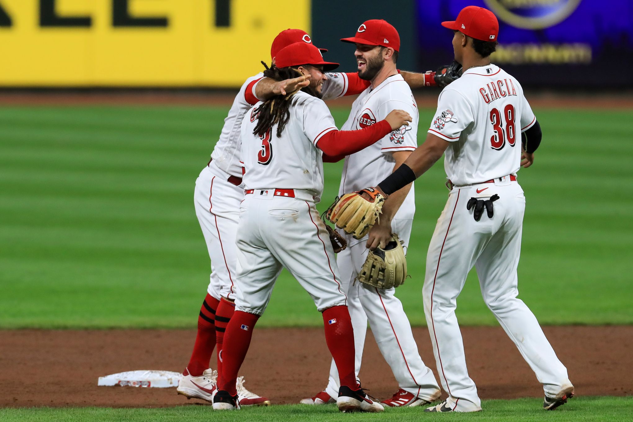 Reds rally to knock off Pirates, 4-2