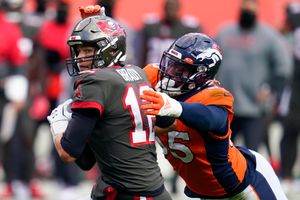 Brady, Barrett lead Buccaneers past Broncos 28-10