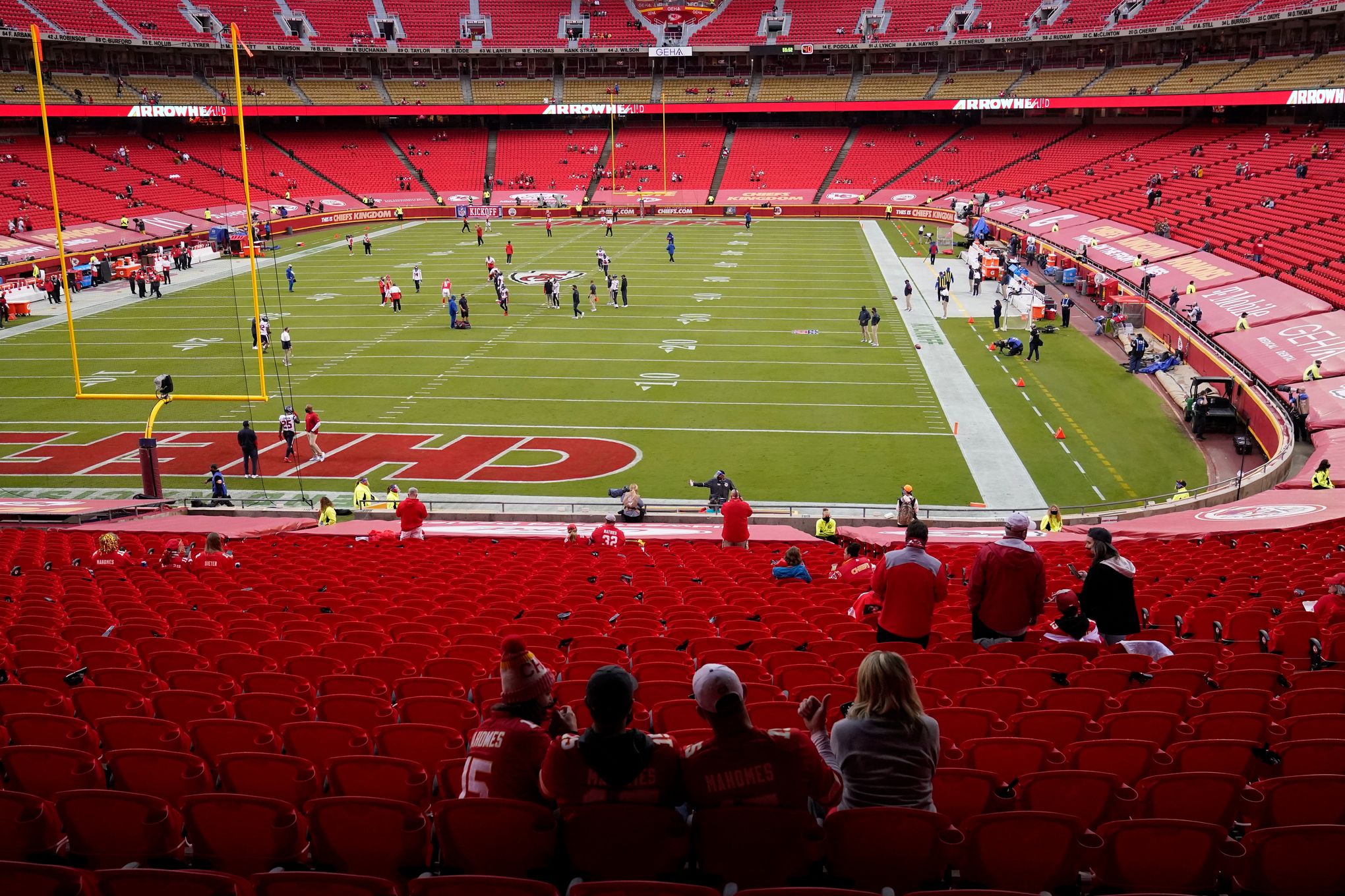 10 in quarantine after fan at Chiefs game tests positive for Covid-19