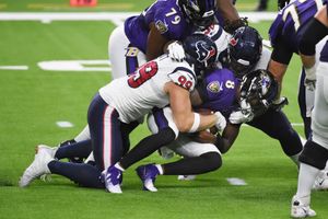 Ravens extend regular-season run to 14 games, dominate Texans 33-16