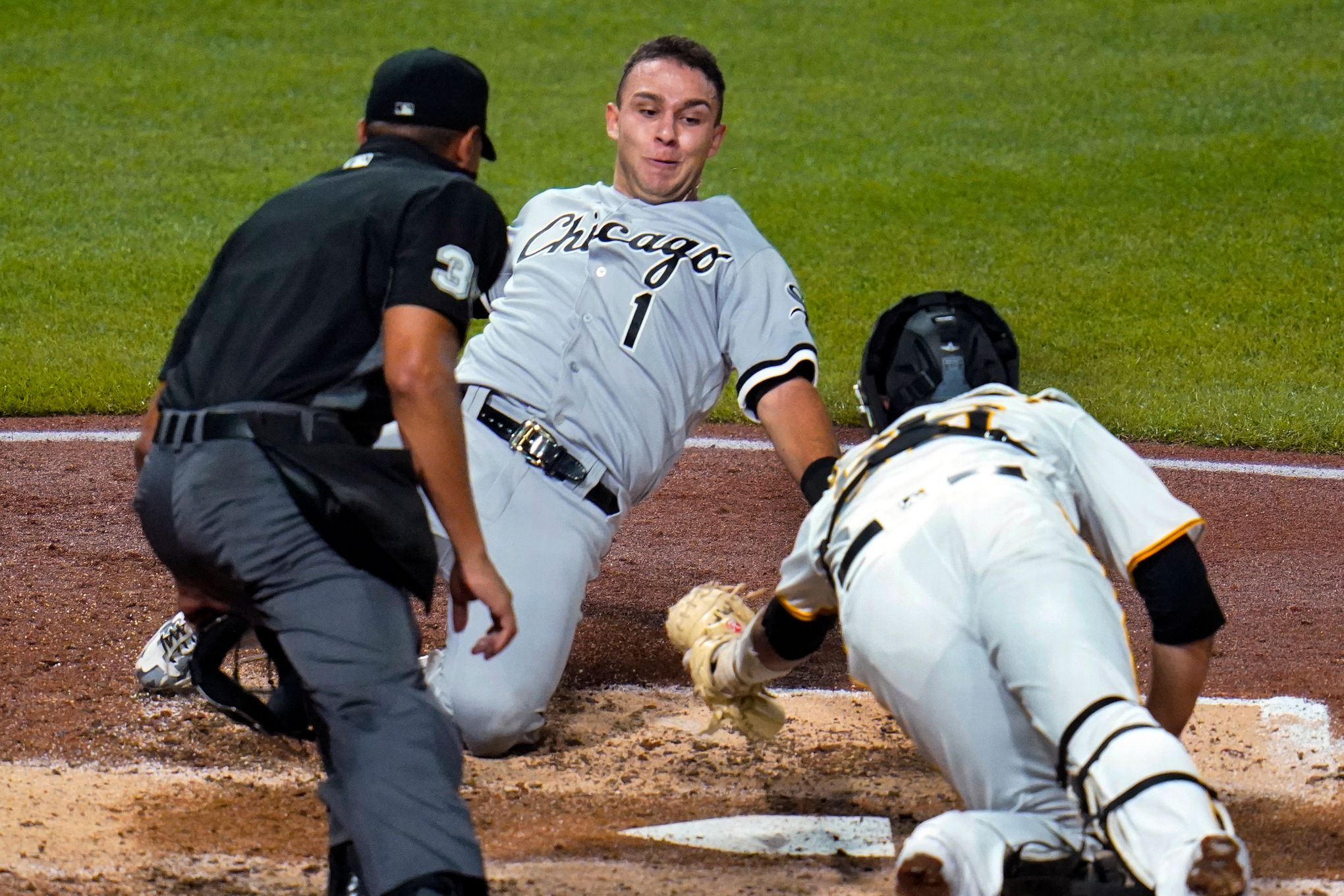 Yasmani Grandal blasts three home runs among his five hits as