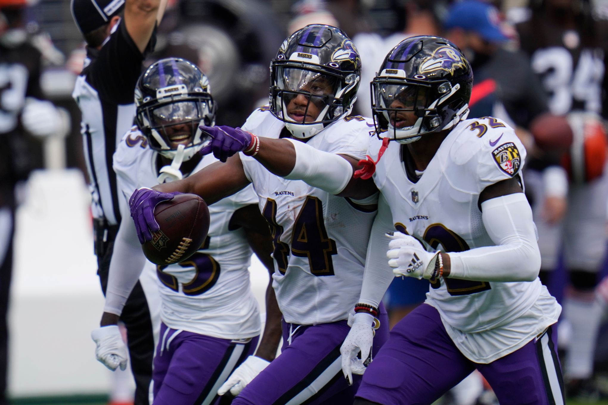 Ravens All-Pro cornerback Humphrey signs 5-year extension