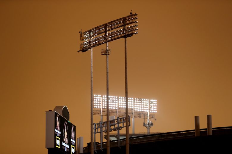 Smoke from nearby wildfires creates eerie baseball scene at Oracle Park -  The Boston Globe