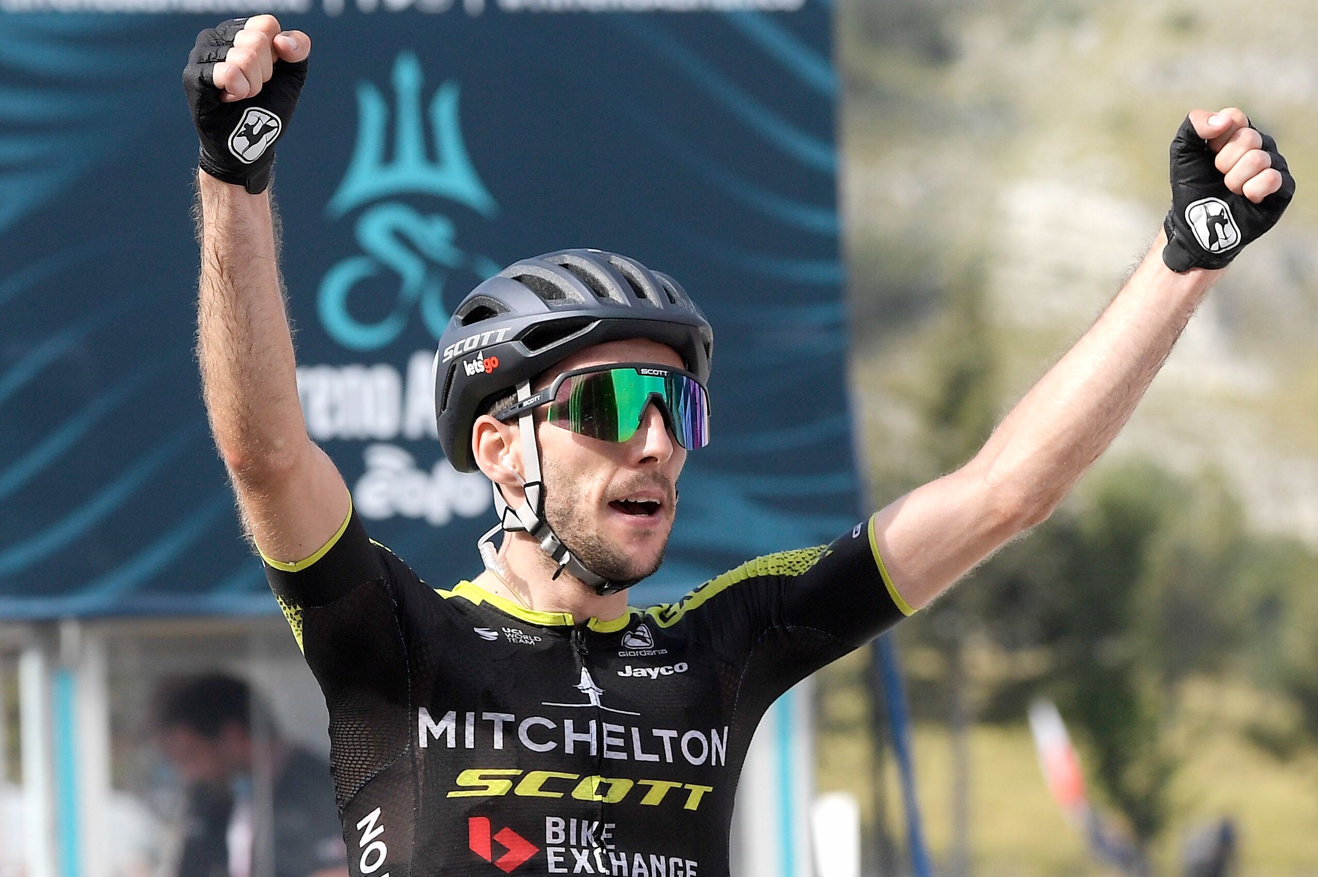 Yates beats Thomas to win stage and take Tirreno lead The