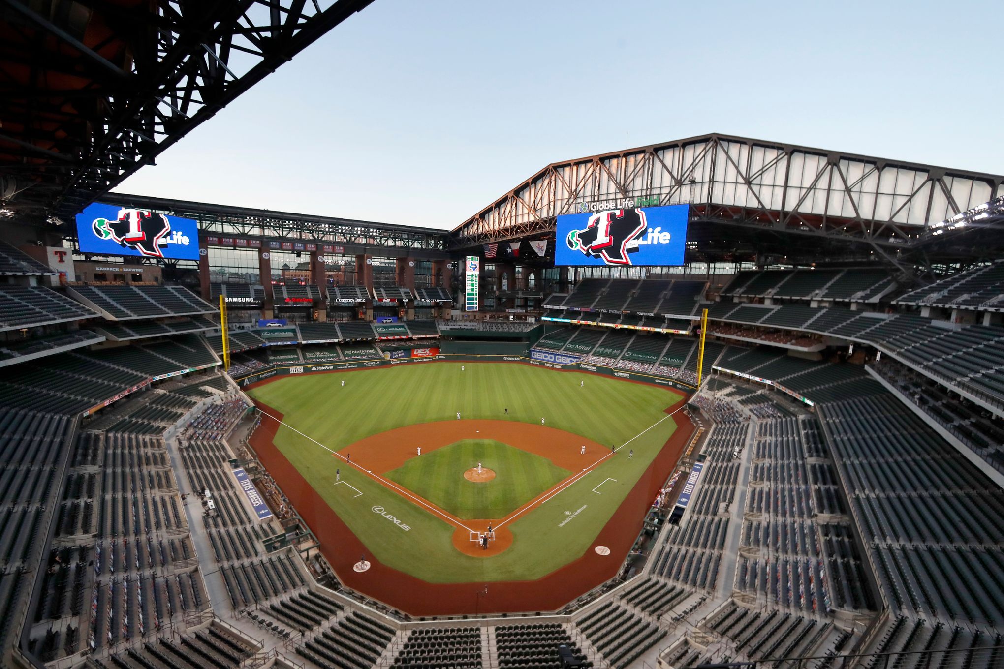 Ump files racial discrimination suit against MLB