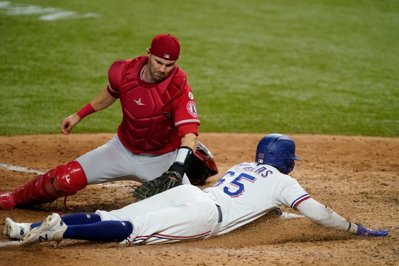 Rougned Odor helps Jose Trevino get something out of his eye