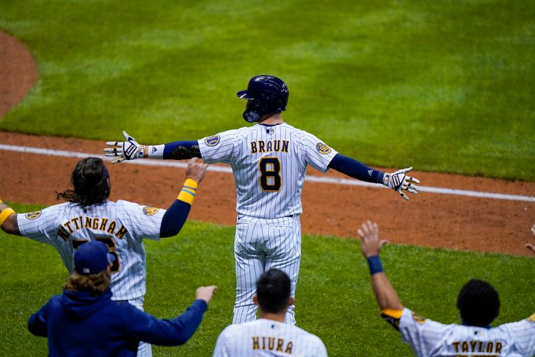 Yelich scores on Braun's fly in 9th, Brewers beat Cubs 1-0