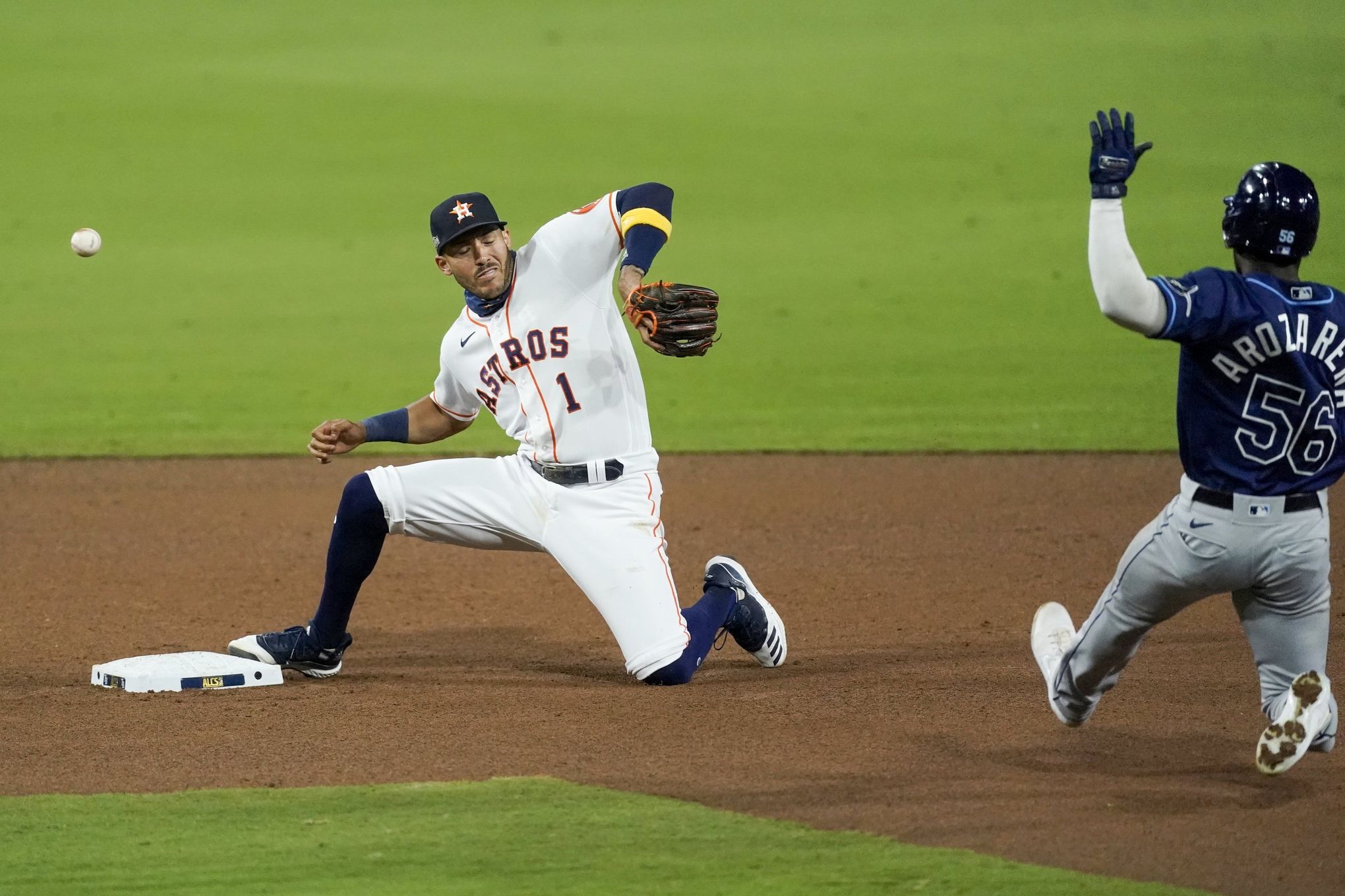 Astros' Jose Altuve comes up big at plate after fielding woes